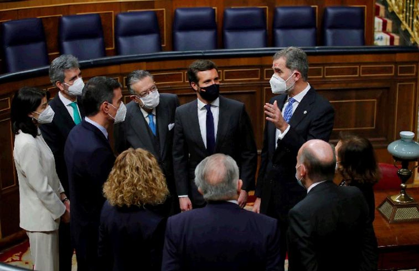 Don Felipe habla con algunos diputados, entre ellos Pedro Sánchez y Pablo Casado, tras el acto.