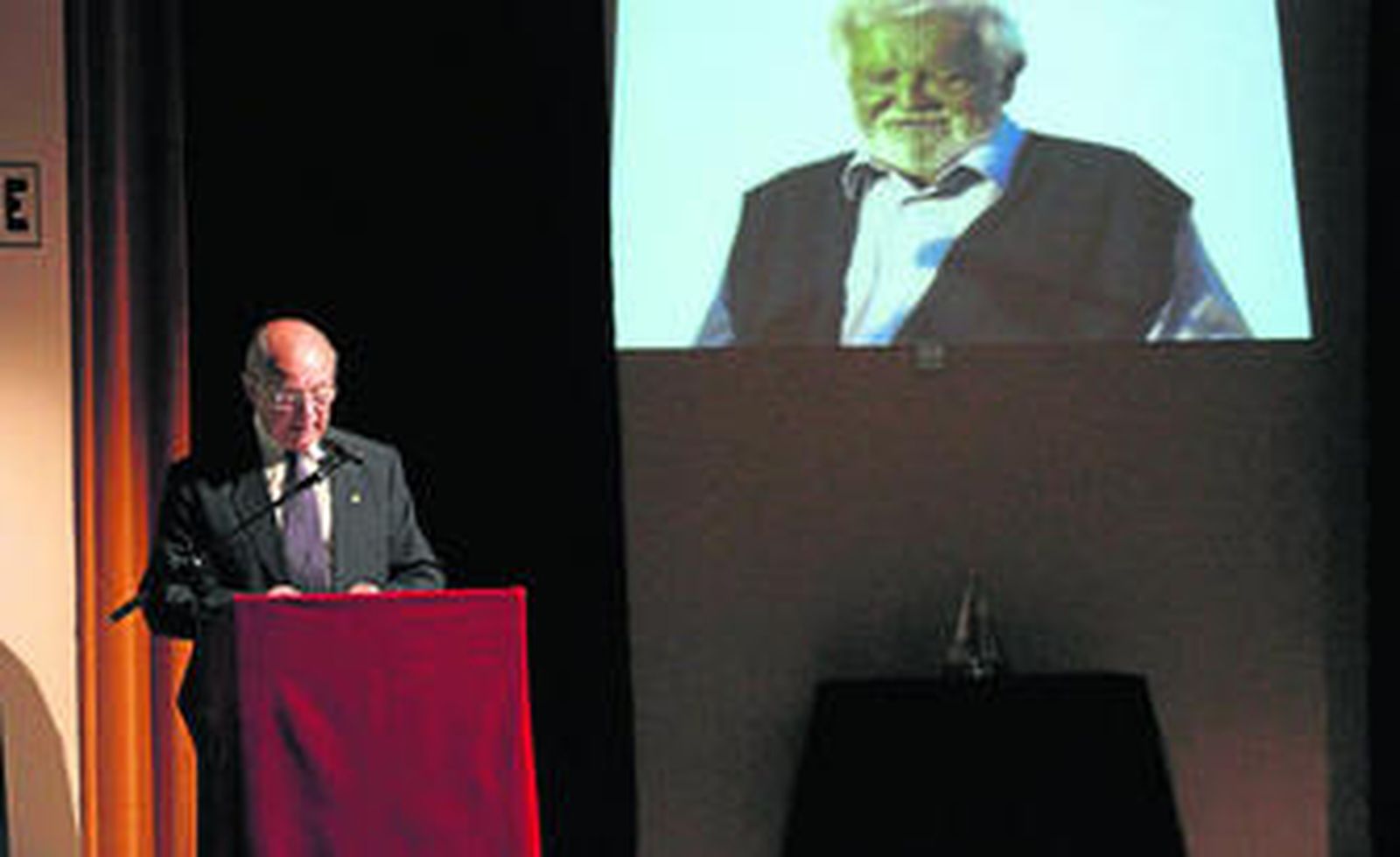 Luis Martín, miembro del Club de Leones, recuerda a Marquijano, con la imagen del homenajeado al fondo.