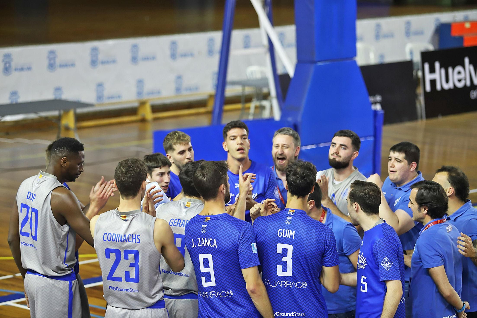 Ambiente en el Andrés Estrada en el encuentro Pajarraco CB Santfeliueng vs Ciudad de Huelva.
