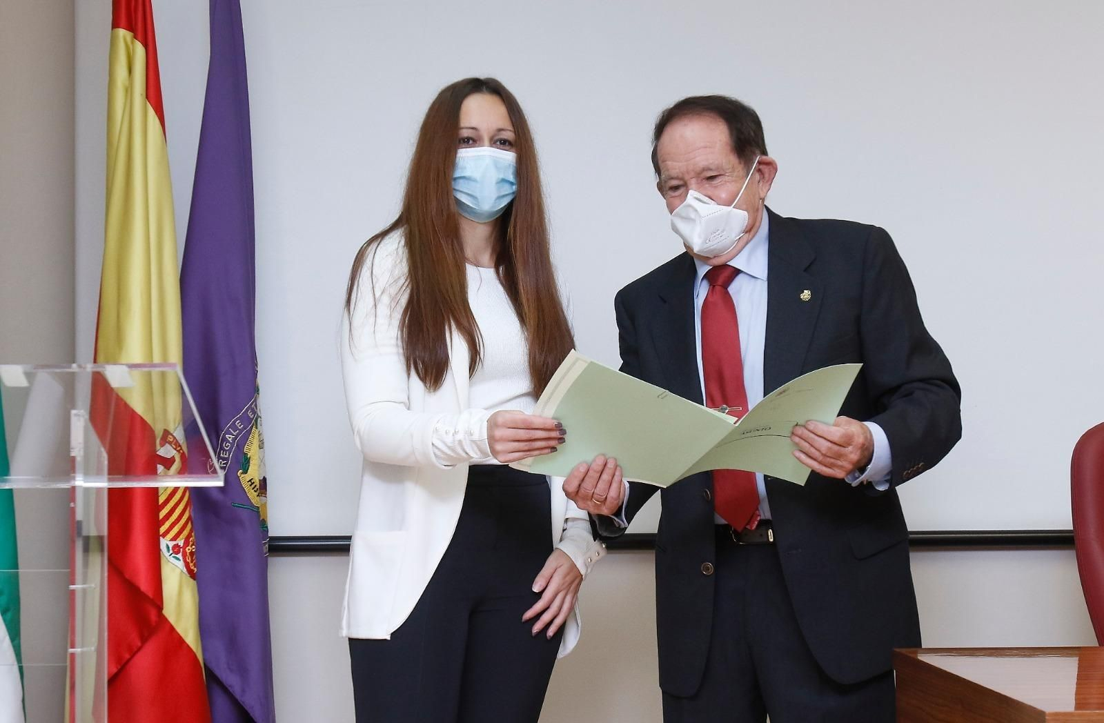 La periodista Cristina Valdivieso  junto al presidente de la Fundación Avenzoar, José Antonio Neto.