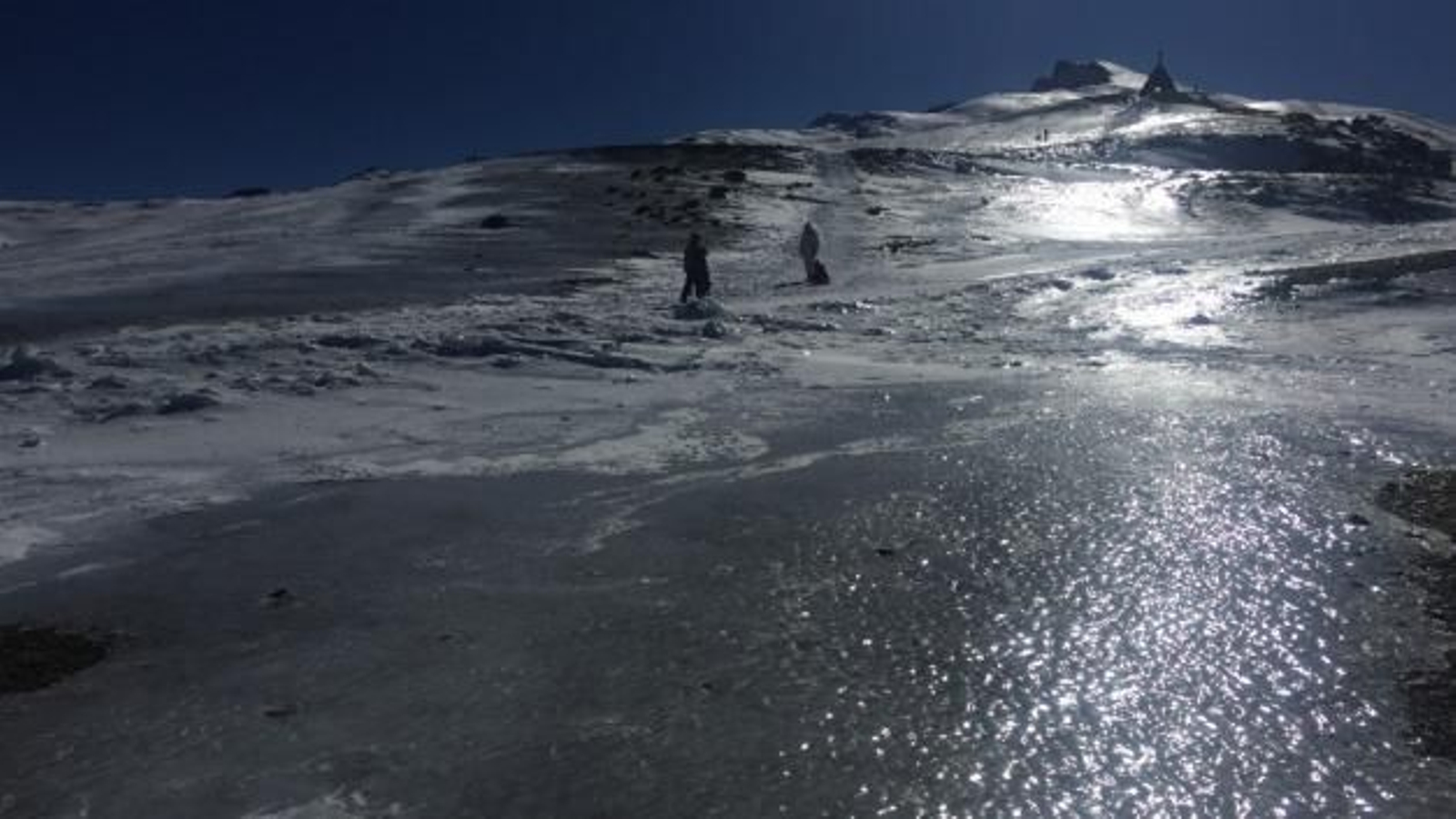 La cuestión no solo es contar con el material apropiado para el desplazamiento por alta montaña, sino tener los conocimientos adecuados para su manejo correcto.