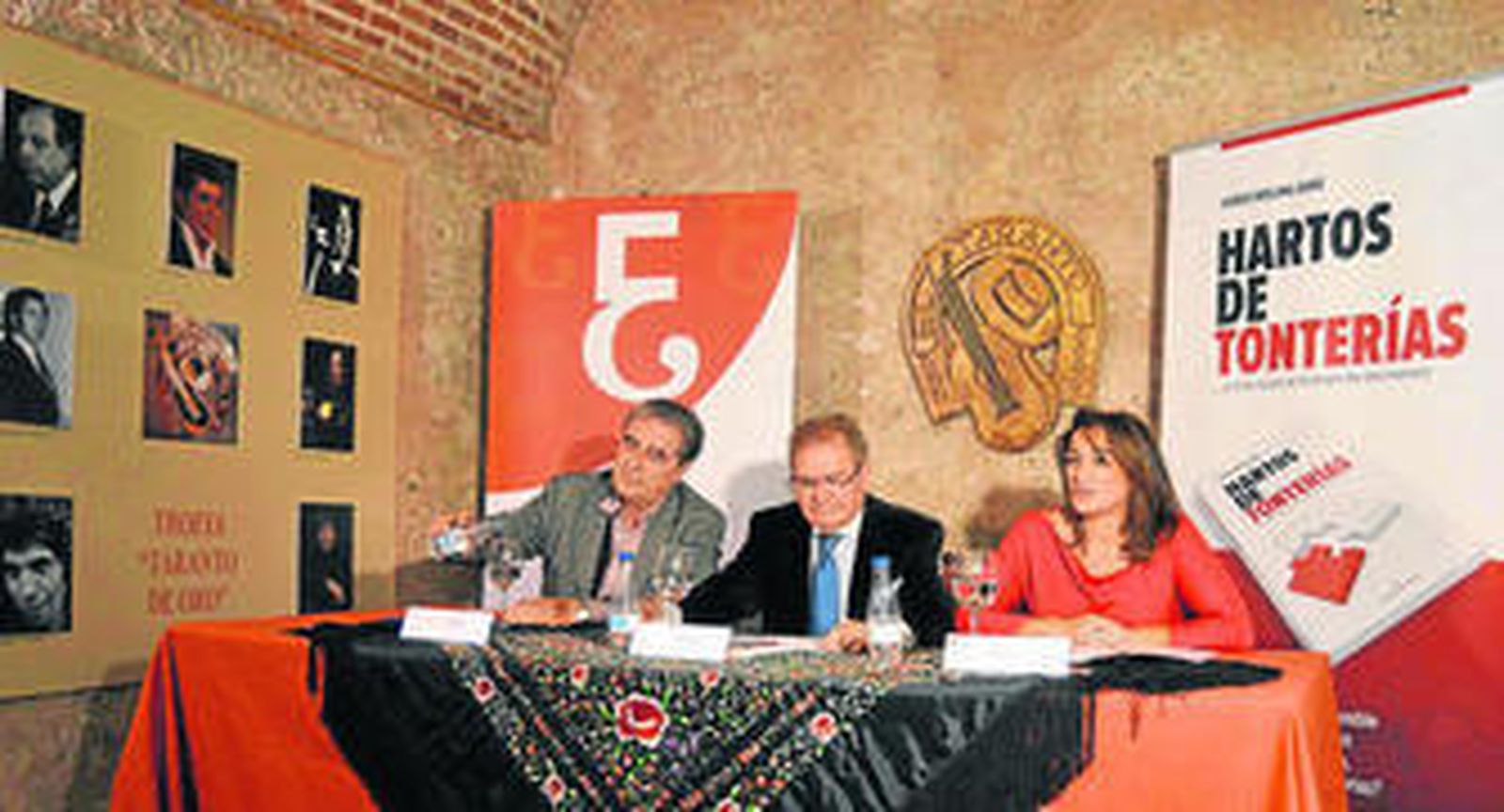 Jorge Molina entre Rafael Morales y Ana María Moreno, decana del Colegio de Economistas.