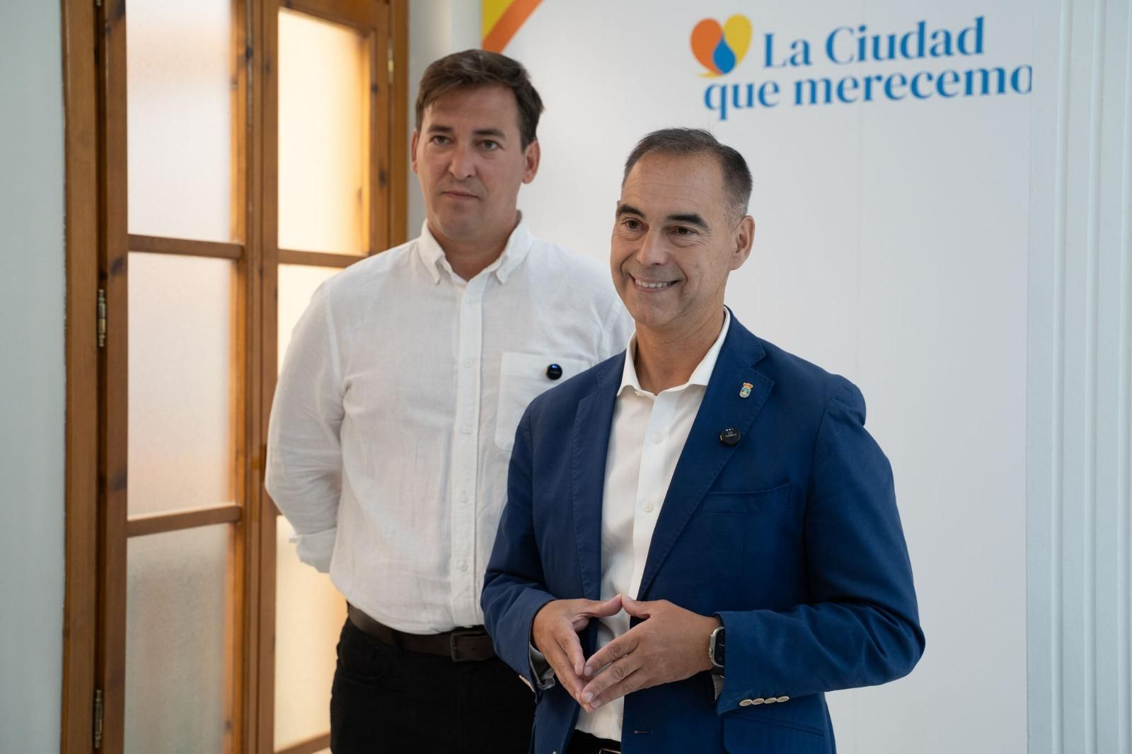 El alcalde, Juan Antonio Lara (D.), y el edil de Hacienda, José Miguel Muriel.