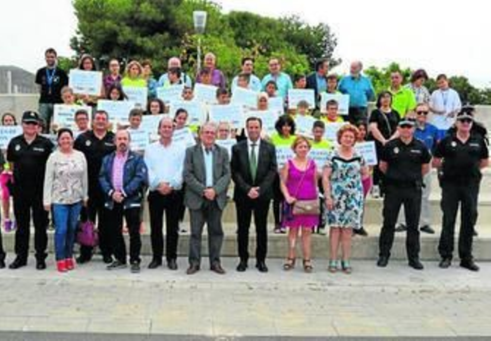 Todos los participantes en la jornada se hicieron una foto de familia en los exteriores del Centro de Educación Vial.