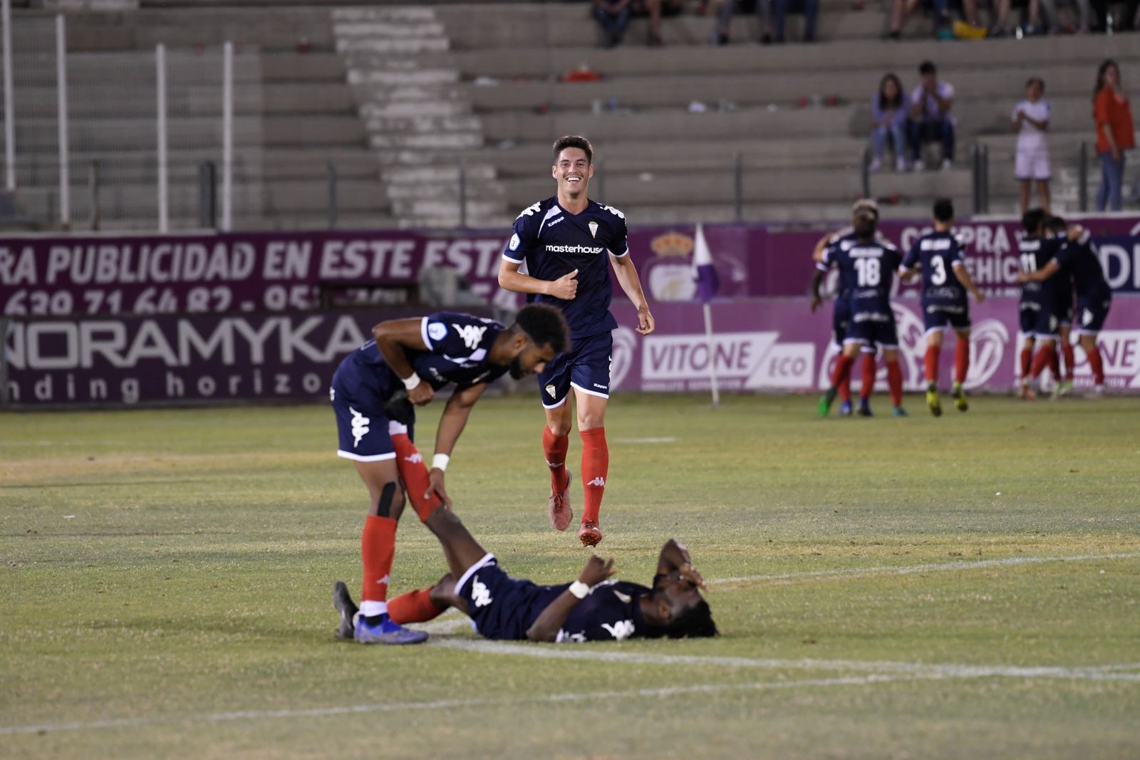 Pablo de Castro estira los gemelos de Karim en un partido con el Algeciras CF