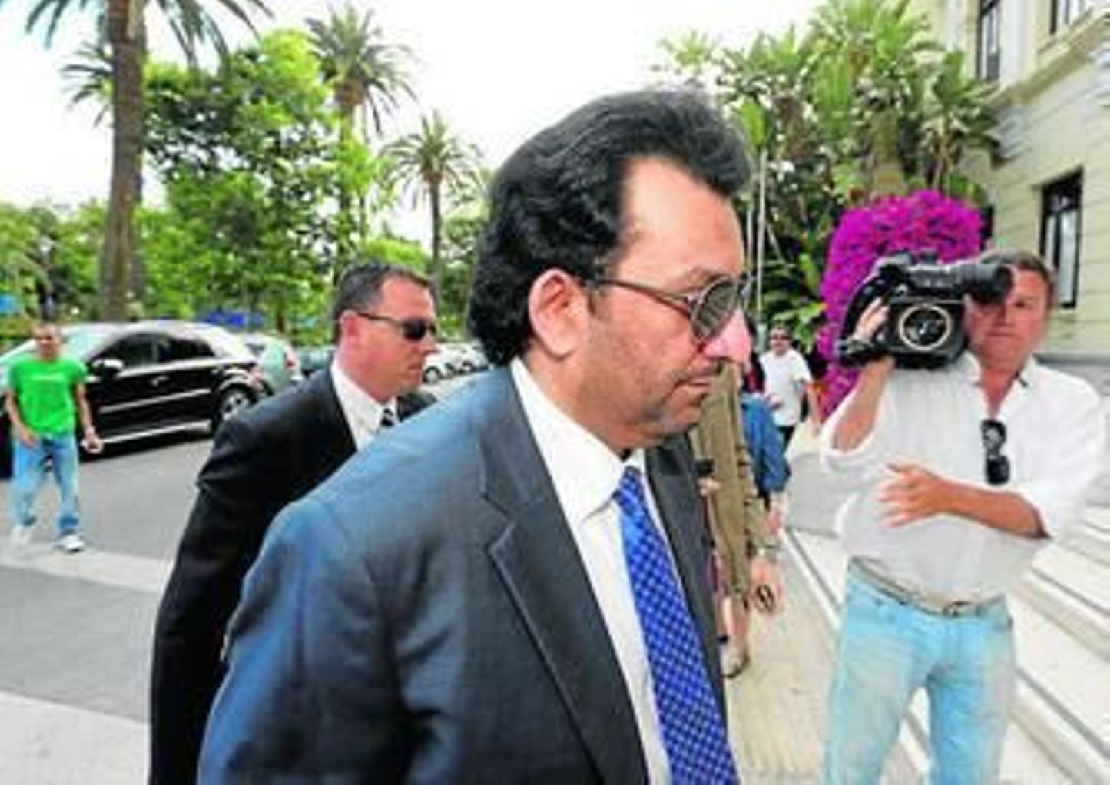 Al-Thani se dispone a entrar en el ayuntamiento.