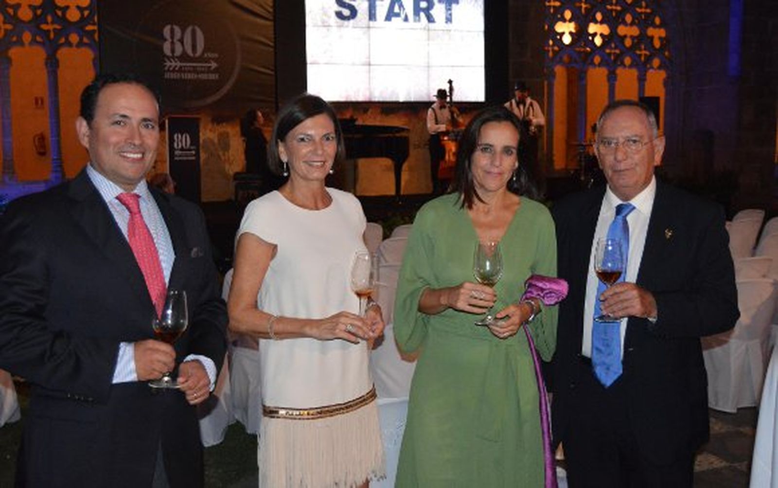 El cónsul de Chile, Daniel Martínez, con Carla Puerto, Elena Rivero y Luis García, durante la actuación del cuarteto musical Big Band de Jerez.

Foto: Ignacio Casas de Ciria
