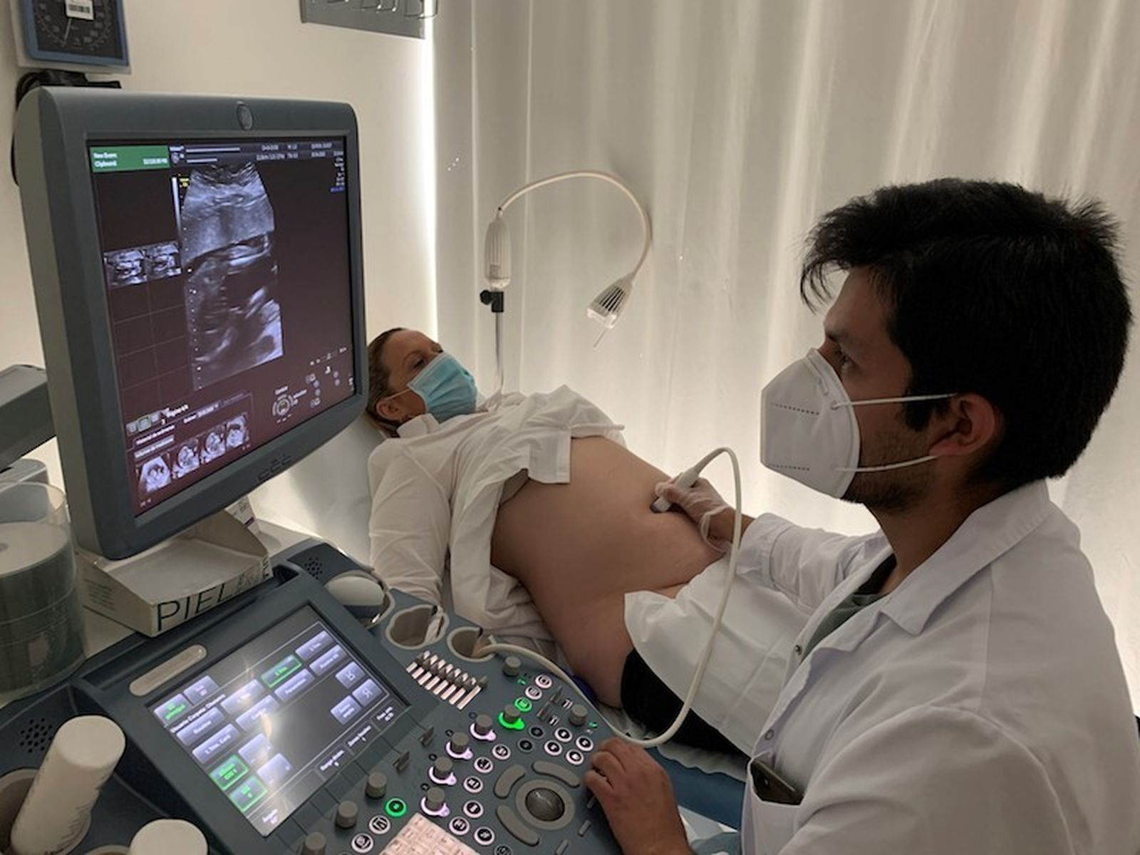 El Dr. Luis Deyvi realizando una ecodoppler a una paciente en Quirónsalud Sagrado Corazón