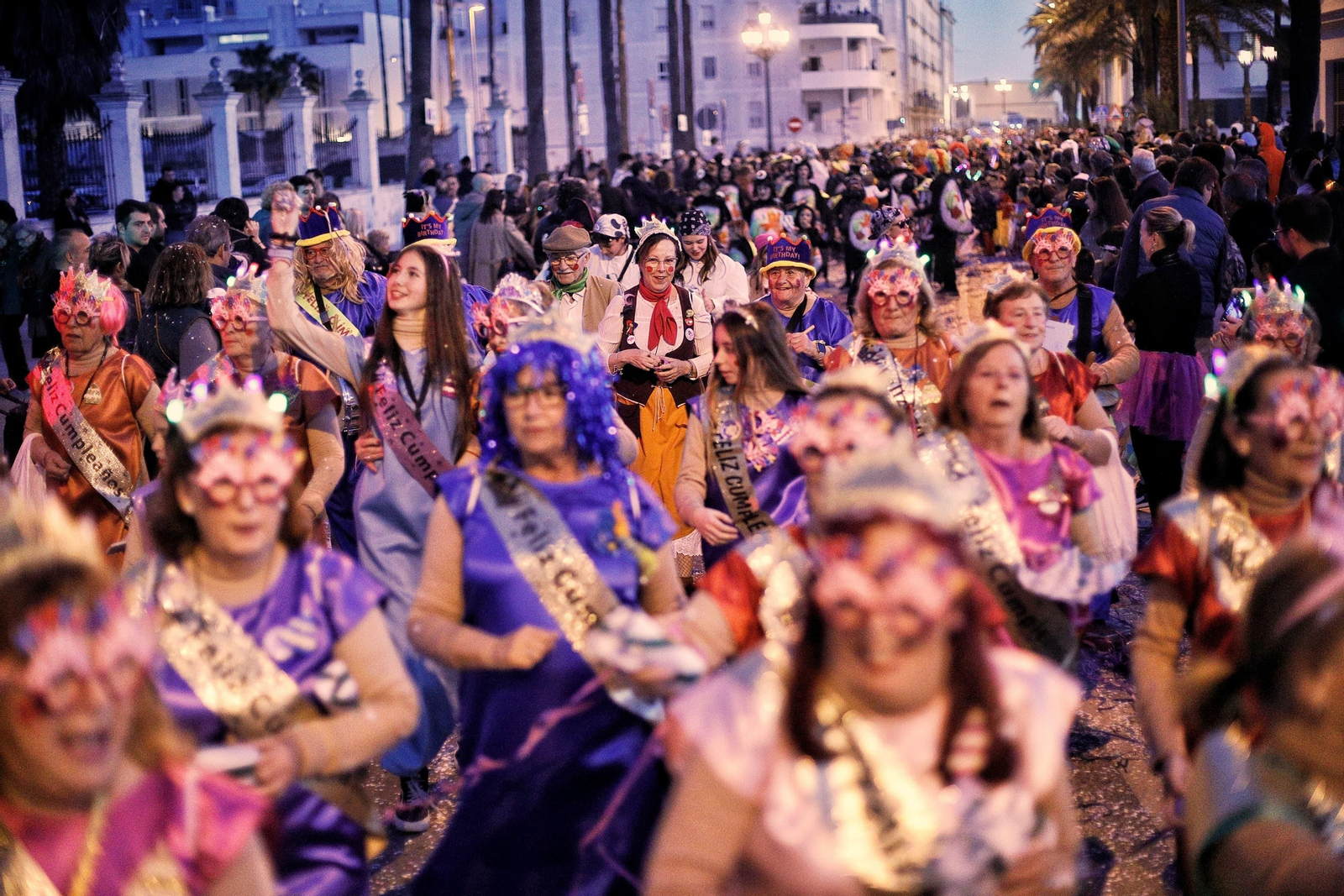 Las imágenes de la divertida Cabalgata del Humor del Carnaval de Cádiz 2024