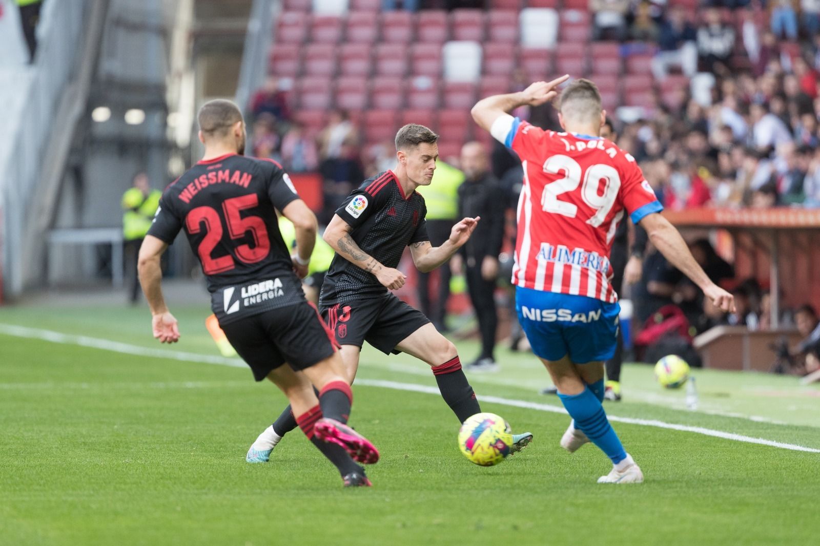 Pol Lozano y Weissman presionan a un rival.