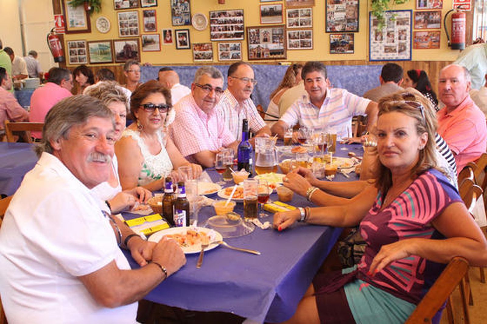 Los algecireños viven intensamente la jornada del sábado en la Feria. 

Foto: Vanessa Perez
