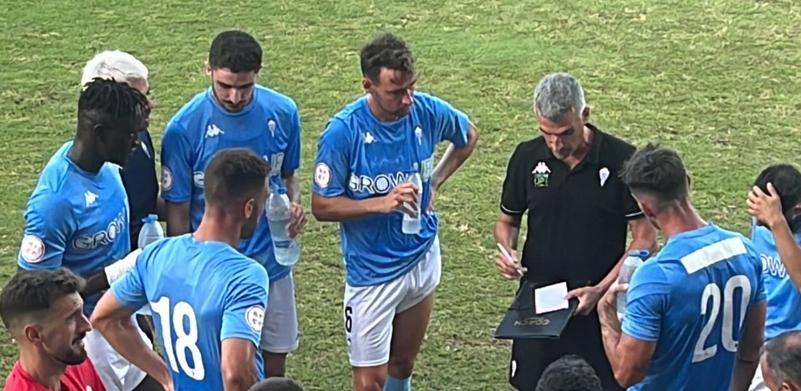 Vicente Parras con sus jugadores