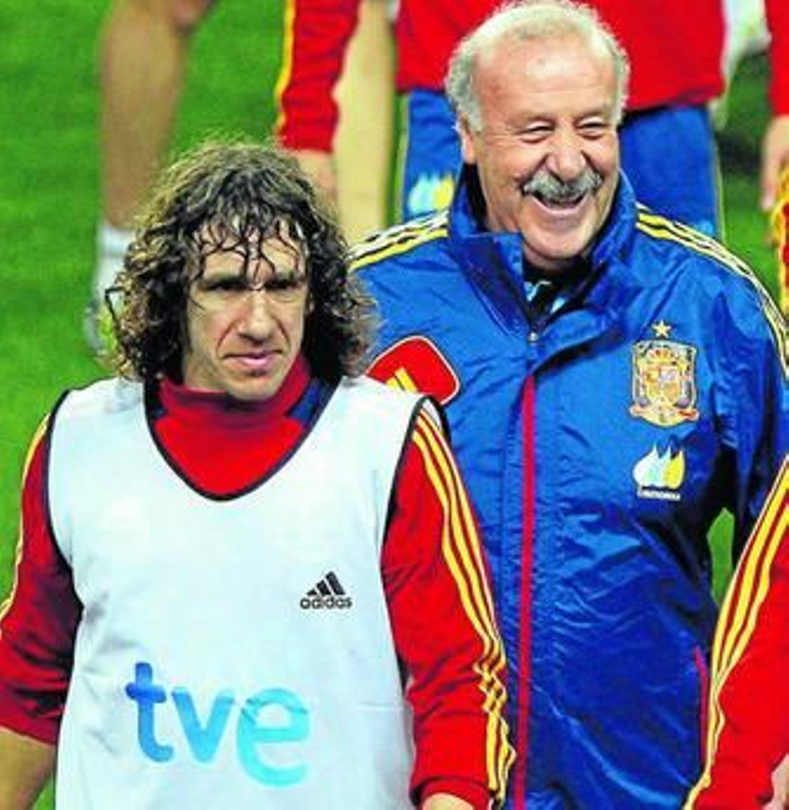 Carles Puyol junto a Vicente del Bosque, tras un entrenamiento en una reciente convocatoria de la selección.