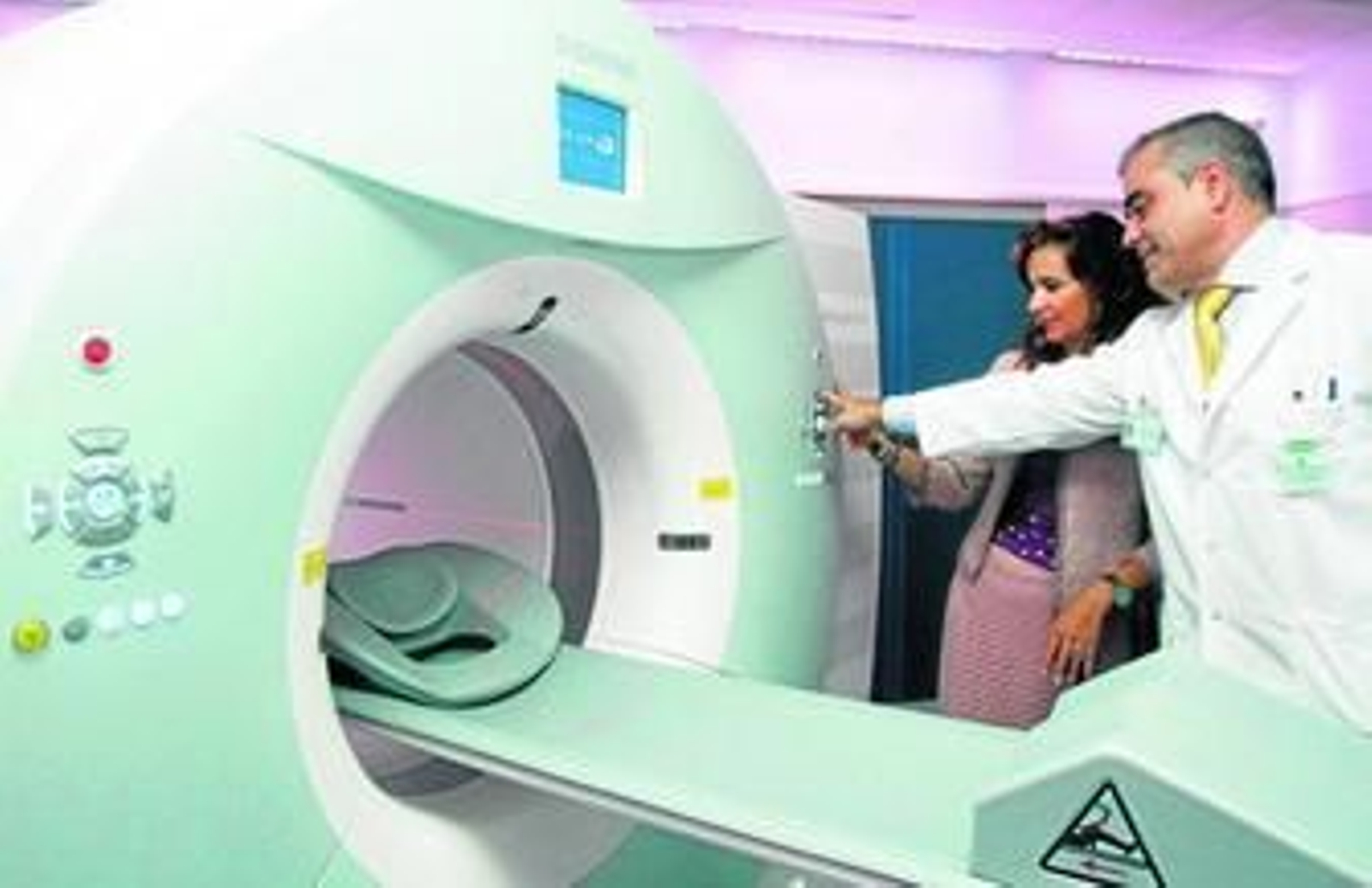 Imagen de la presentación de la máquina del PET-TAC en el hospital Reina Sofía de Córdoba, donde funciona ya desde hace tres años.