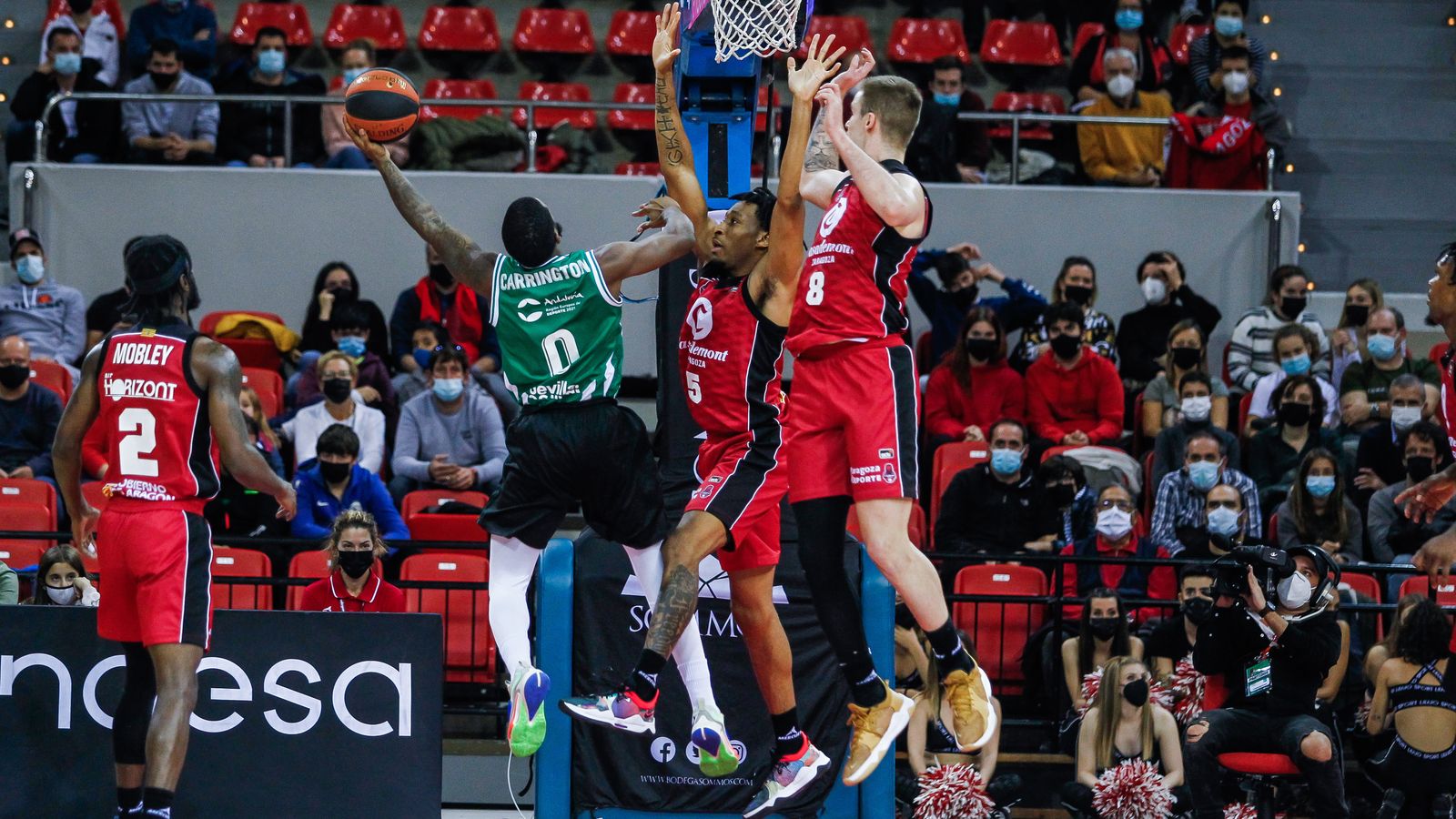 Carrington trata de anotar ante Okoye y Radoncic.