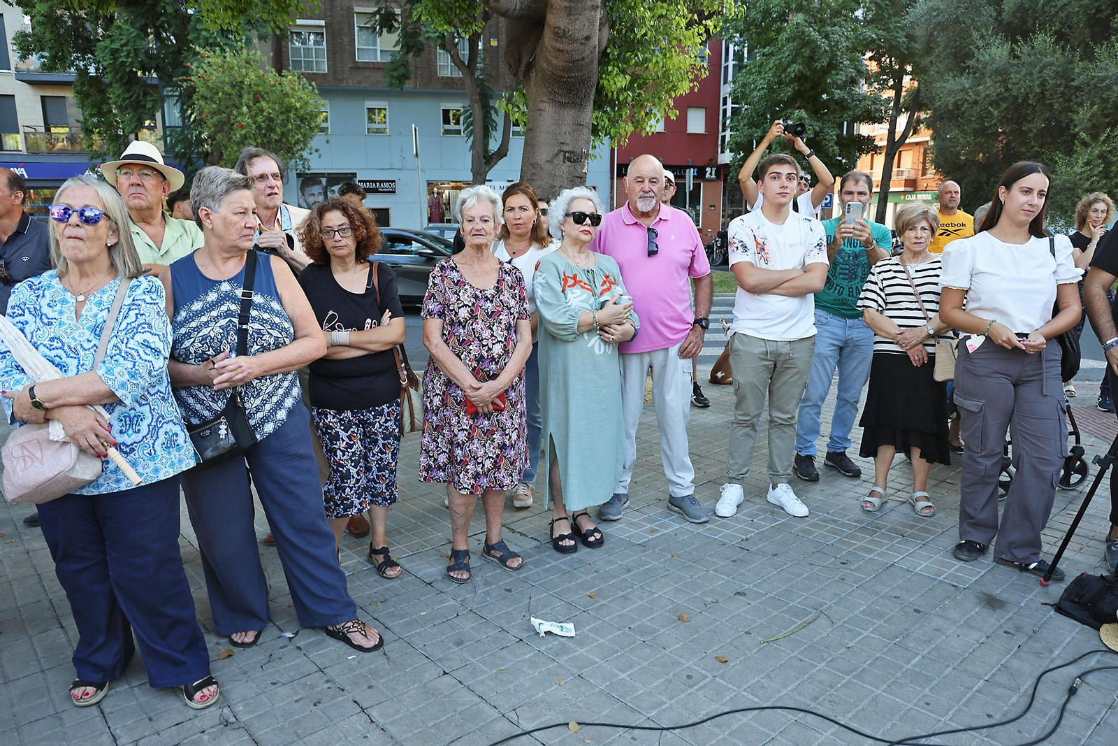 Imágenes de la colocación de la Corona Real del Barrio Reina Victoria