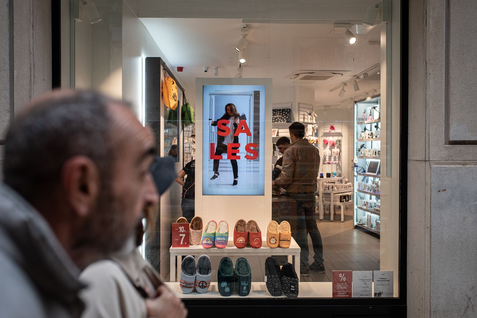 Imágenes del primer día de rebajas en los comercios de Huelva
