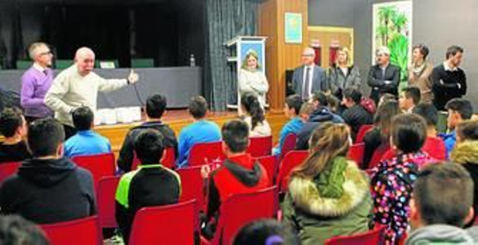 Un instante de la visita del delegado territorial de Educación, Juan Luis Belizón, con motivo de la inauguración de la sala y por el Día de la Paz.