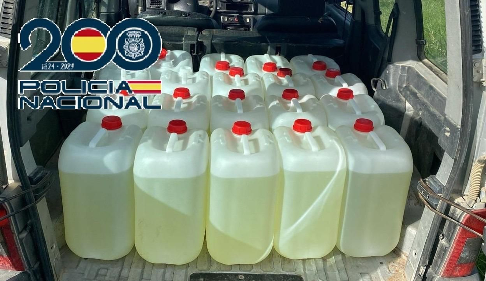 Garrafas de gasolina intervenidas por la Policía Nacional que sirven de abastecimiento de narcolanchas