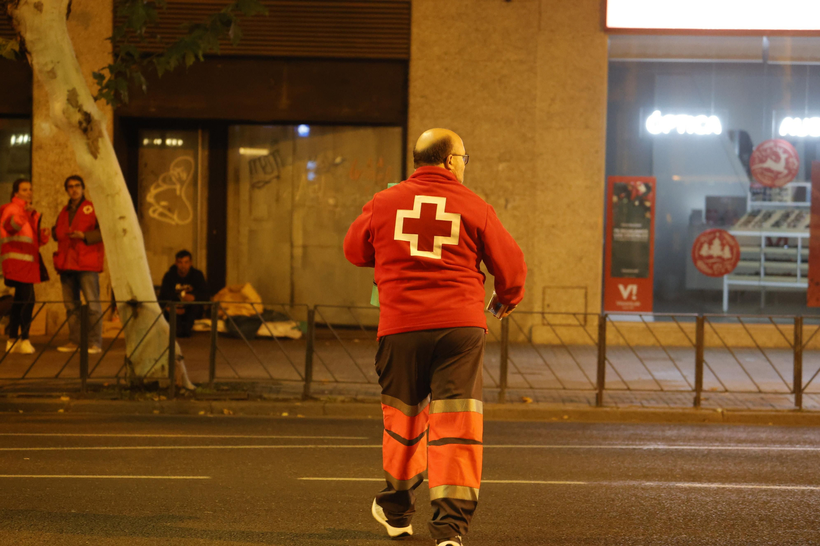 Una noche con el servicio de atención a personas sin hogar de Cruz Roja Córdoba, en imágenes