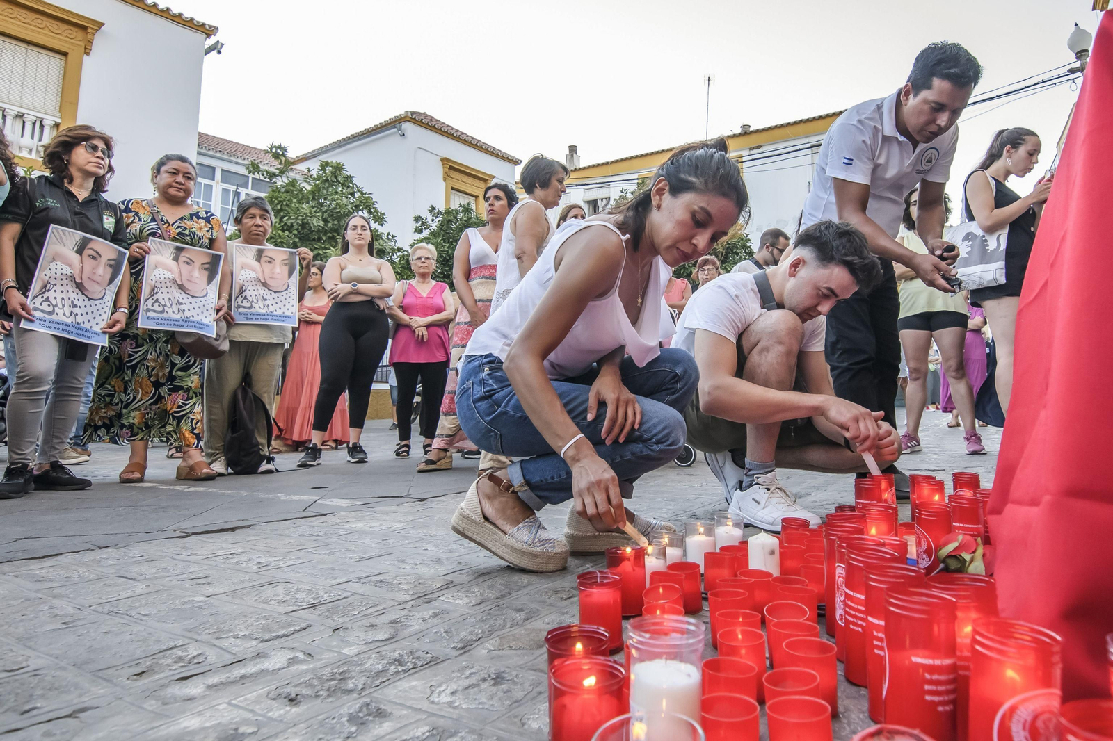 Homenaje a Erica Vanessa Reyes en la puerta del Ayuntamiento de Utrera.