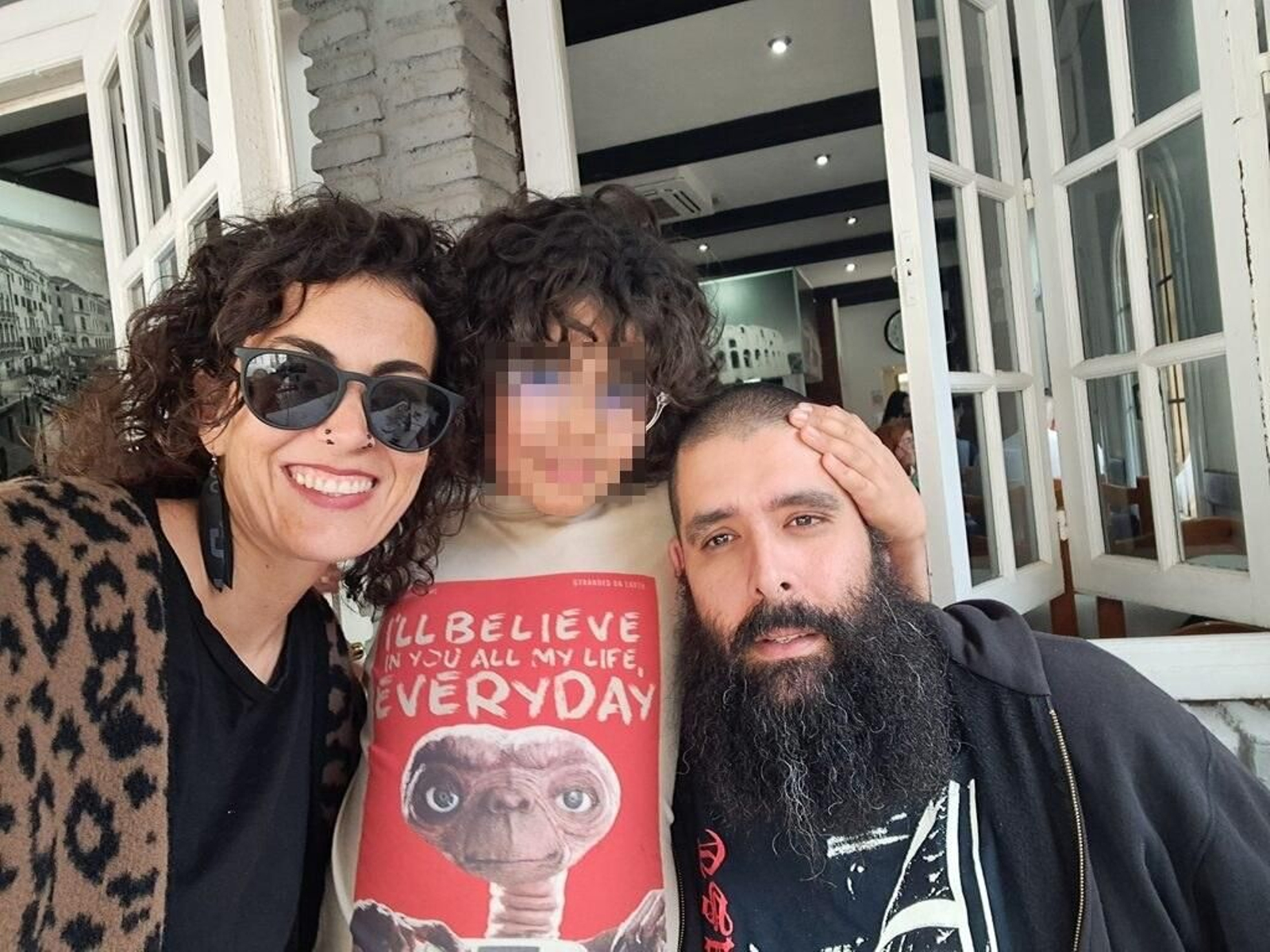 Iván, con sus padres. Iván, con sus padres.