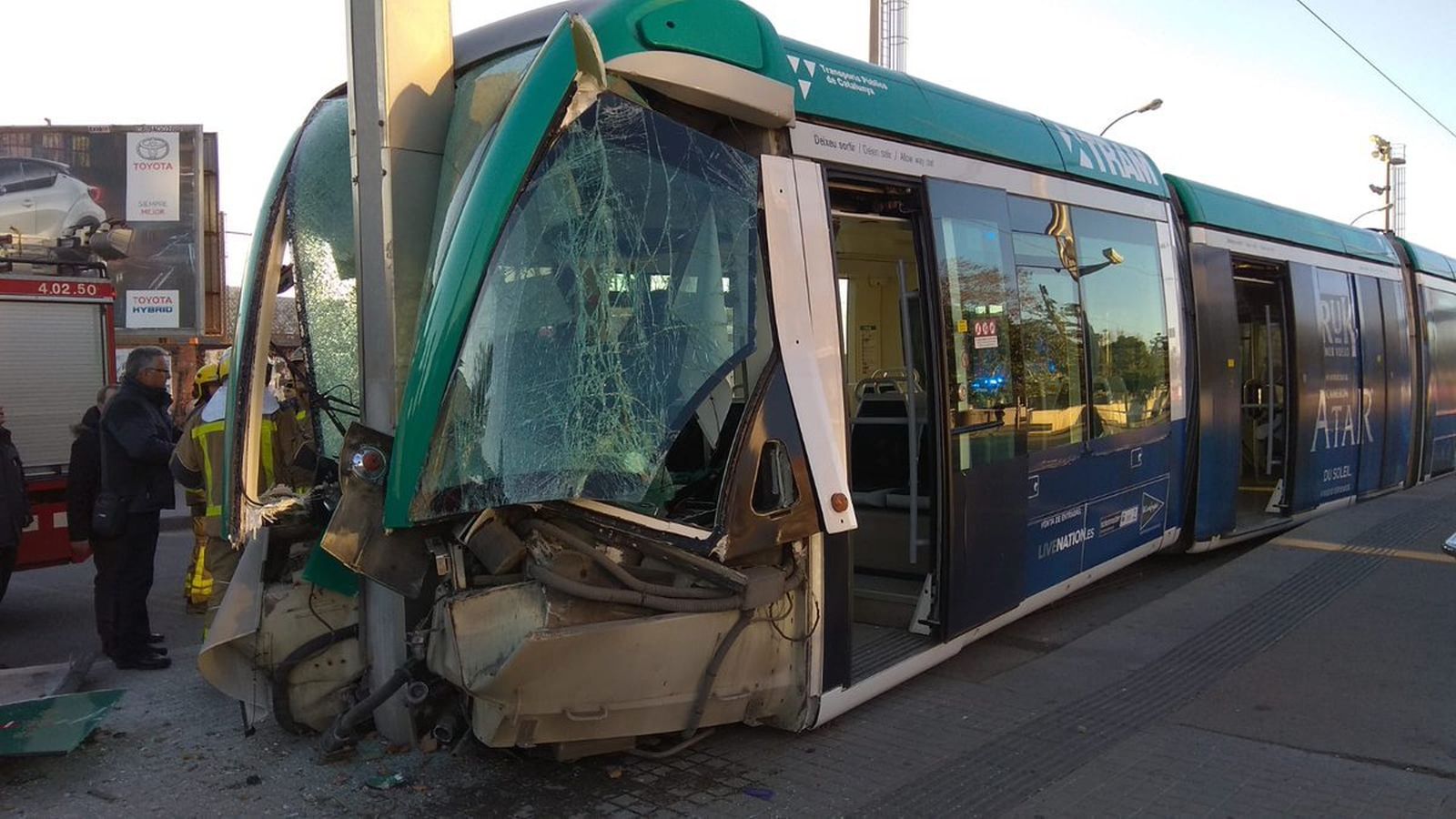 Estado en el que ha quedado el tranvía accidentado en Barcelona.