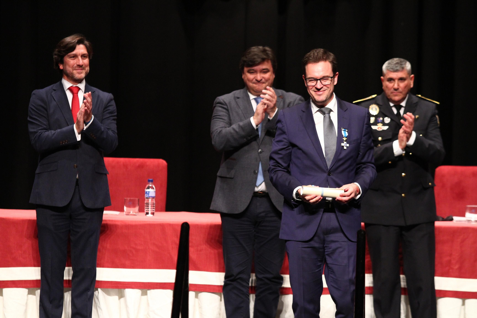 La policía Local entrega las medallas en el día de su patrón