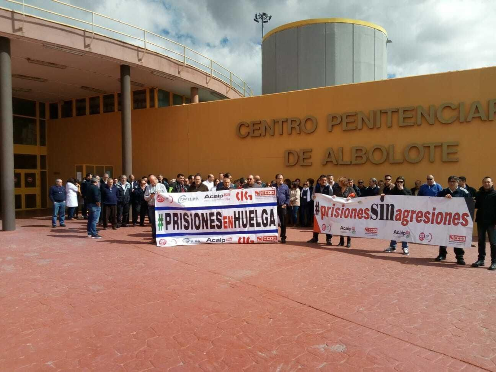 Funcionarios de prisiones concentrados frente a la cárcel de Albolote.