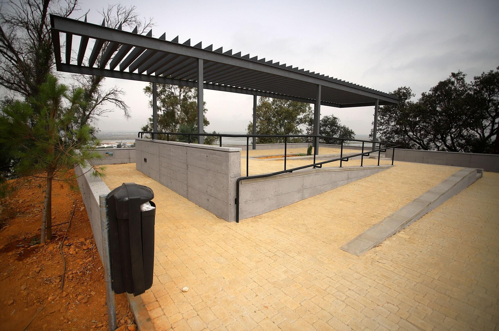 Imágenes de la visita guiada a la Fuente Vieja de Huelva por el arquitecto Francisco Javier López