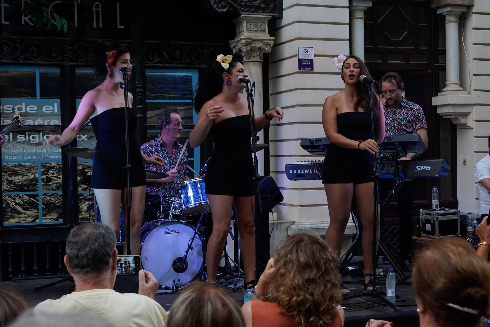 Imágenes del conciendo del grupo The Donelles actúa en el espacio peatonal delante de la Sala El Comercial.
