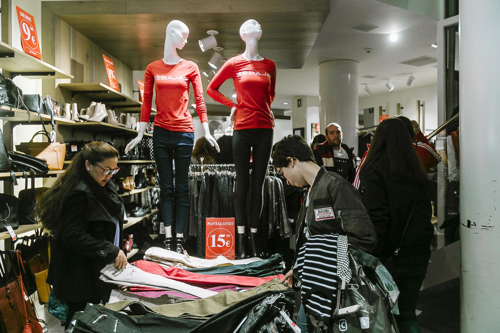 Las rebajas llegan a las tiendas del centro de la capital.