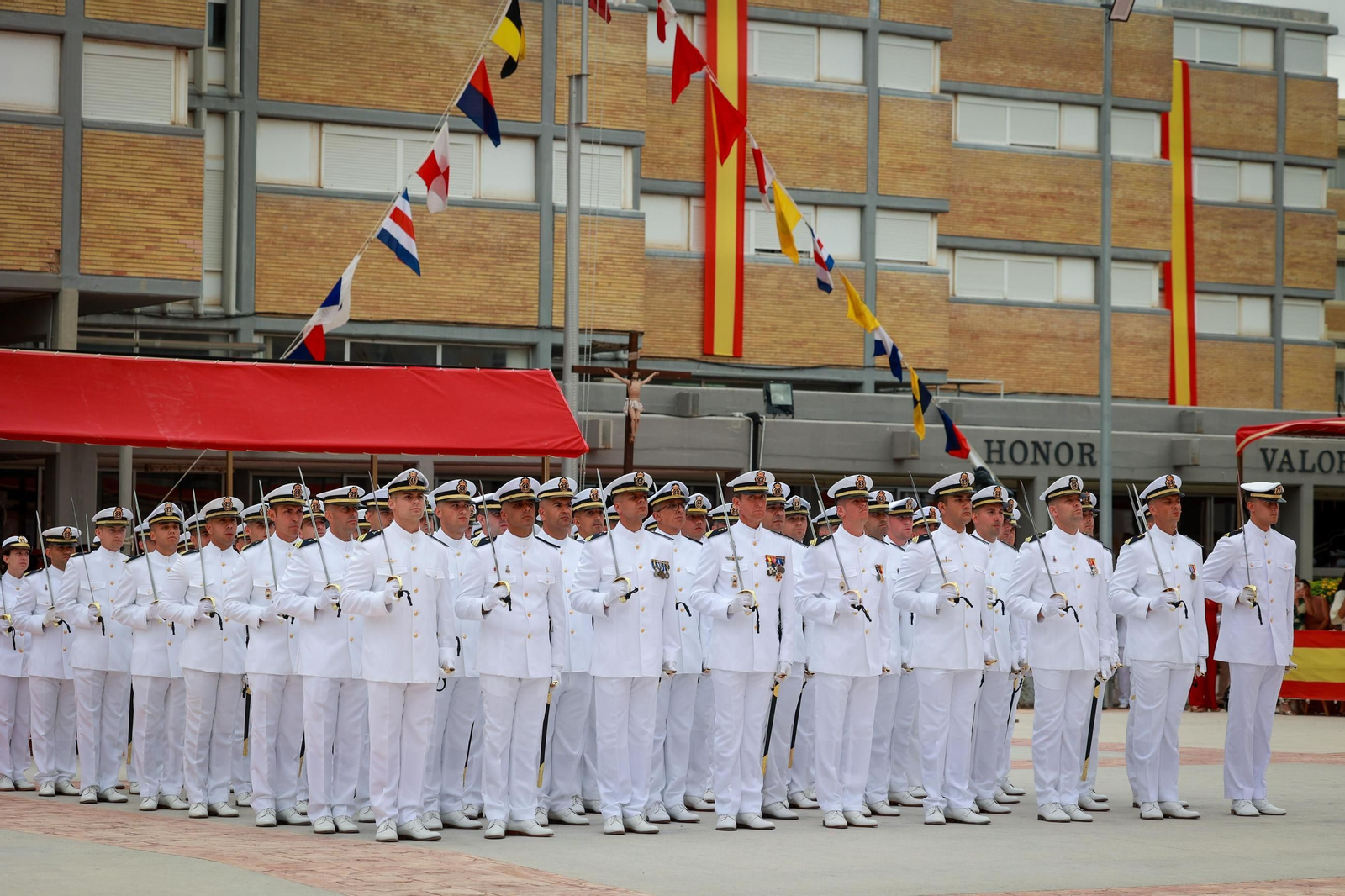 Las imágenes de la entrega de despachos a los nuevos suboficiales de la Armada que ha presidido el Rey en San Fernando