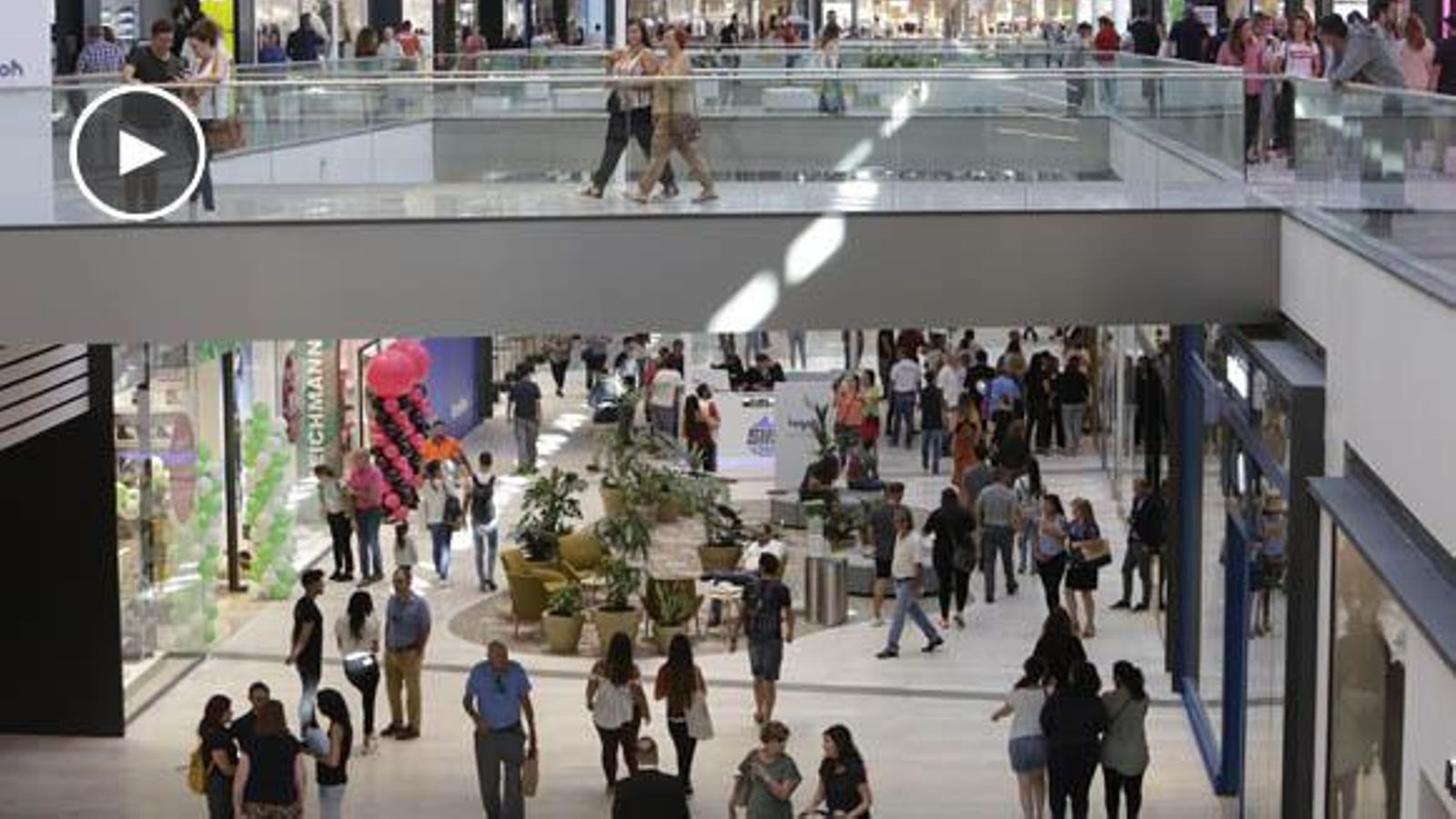 Los usuarios pasean por la zona comercial del centro Lagoh.