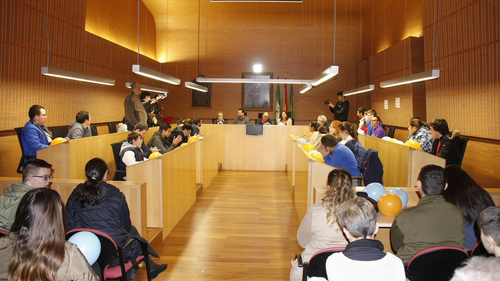 Aunque la mayoría de chicos tuvieron que esperar fuera por razones de aforo, el pleno contó con una gran cantidad de público.