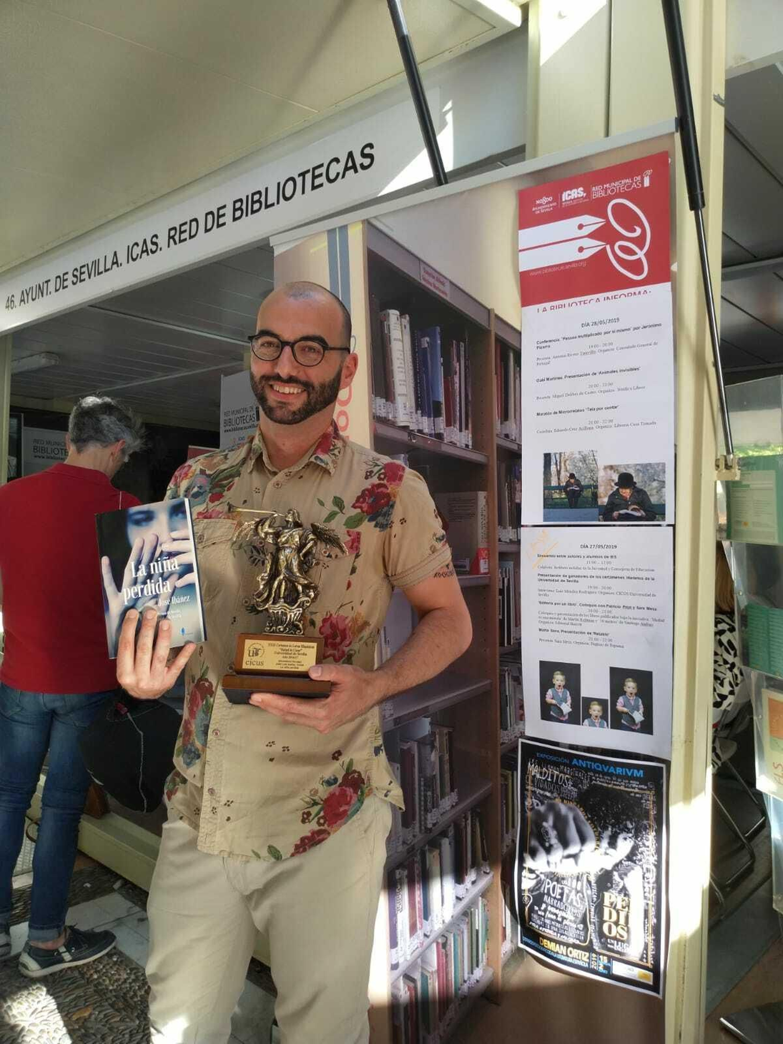 José Ibáñez, con el premio y su novela 'La niña perdida'.