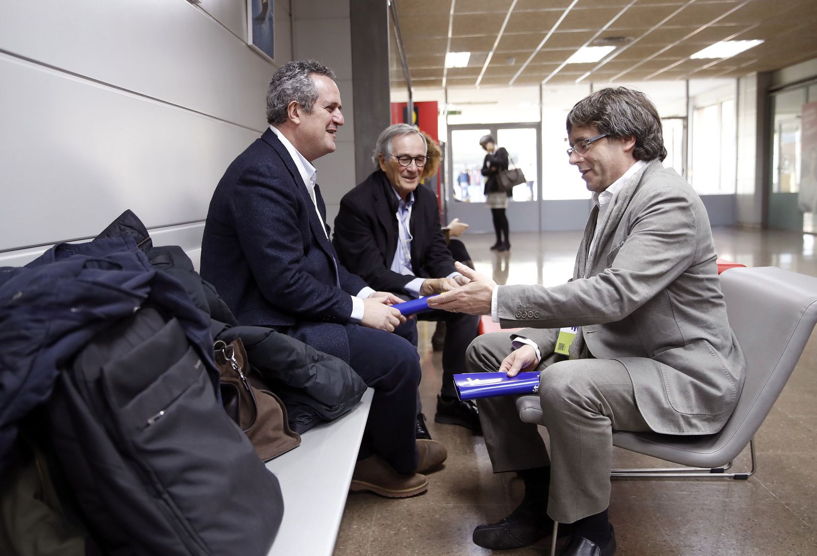 El presidente de la Generalitat de Cataluña, Carles Puigdemont, con el ex alcalde de Barcelona, Xavier Trias, y el concejal Joaquín Forn.