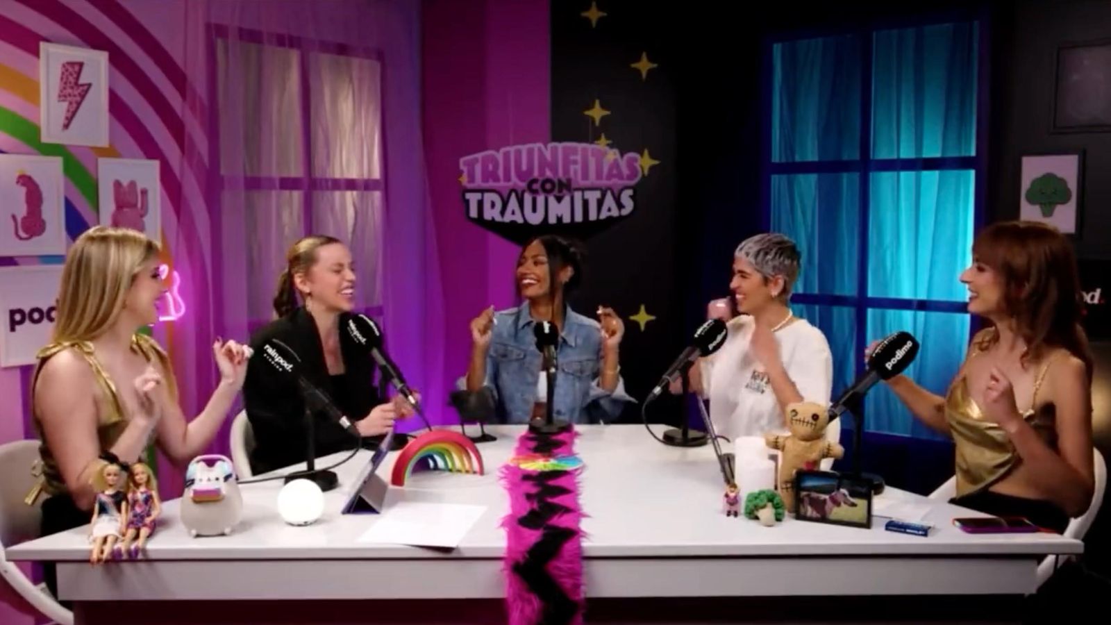 Samantha, Eva, Nia, Anaju y Maialen en el estreno de 'Triunfitas con traumitas'