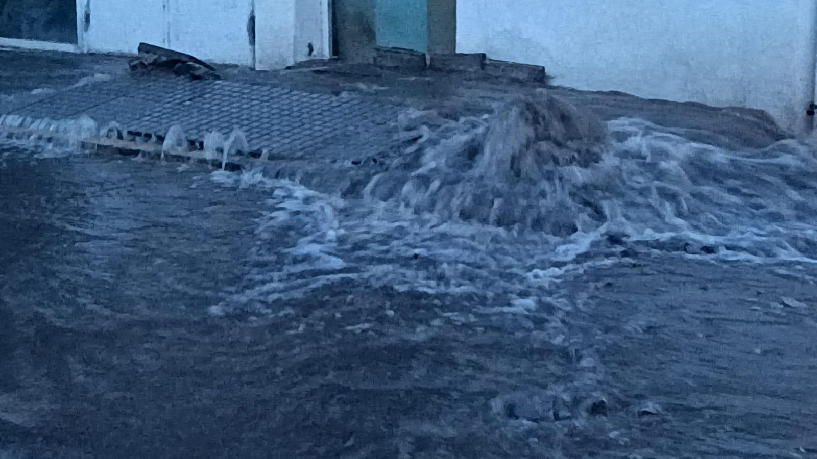 El agua emerge por una de las aceras.