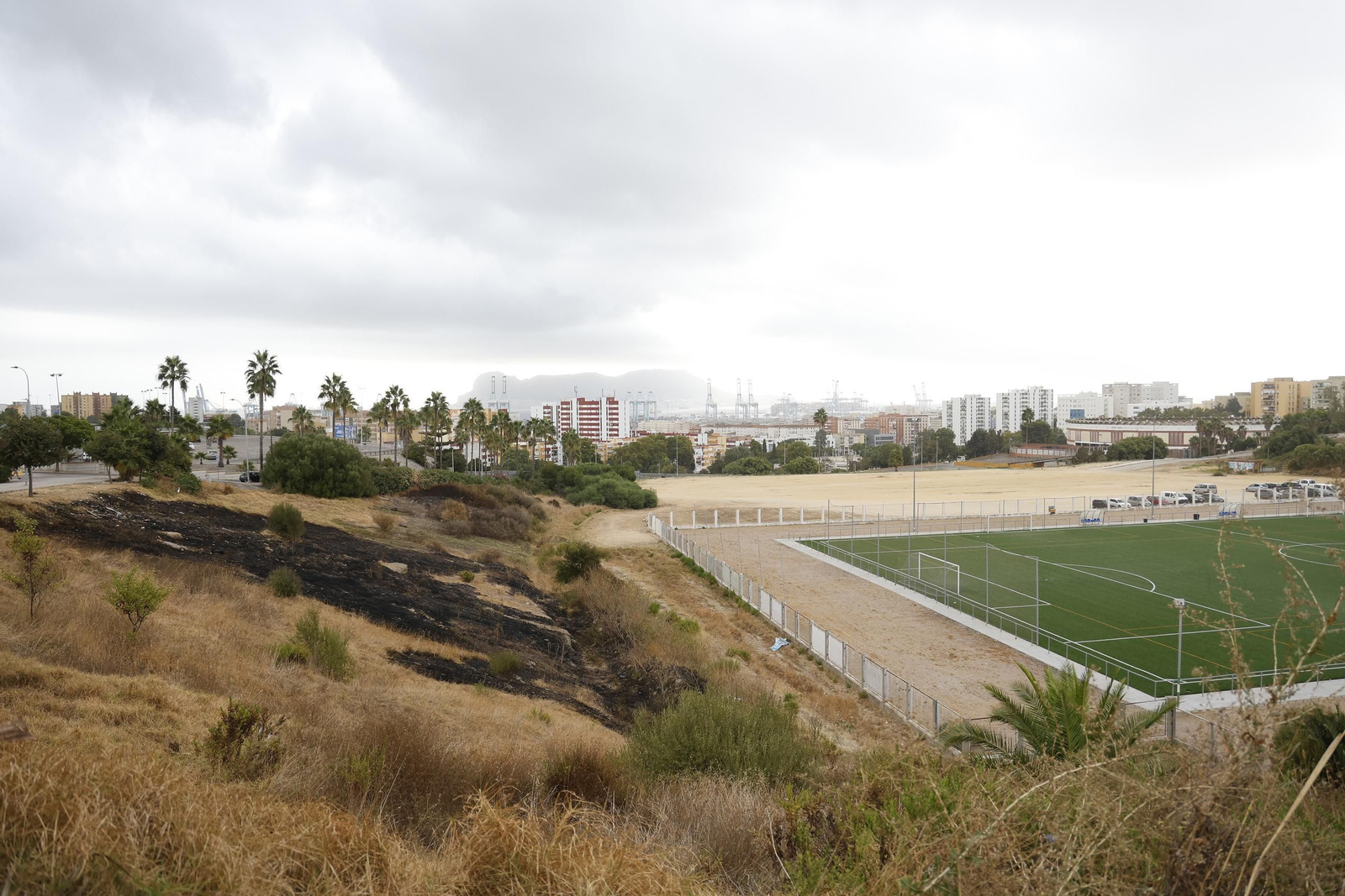 Fotos de la zona quemada en San Berbabé tras un nuevo incendio urbano en Algeciras