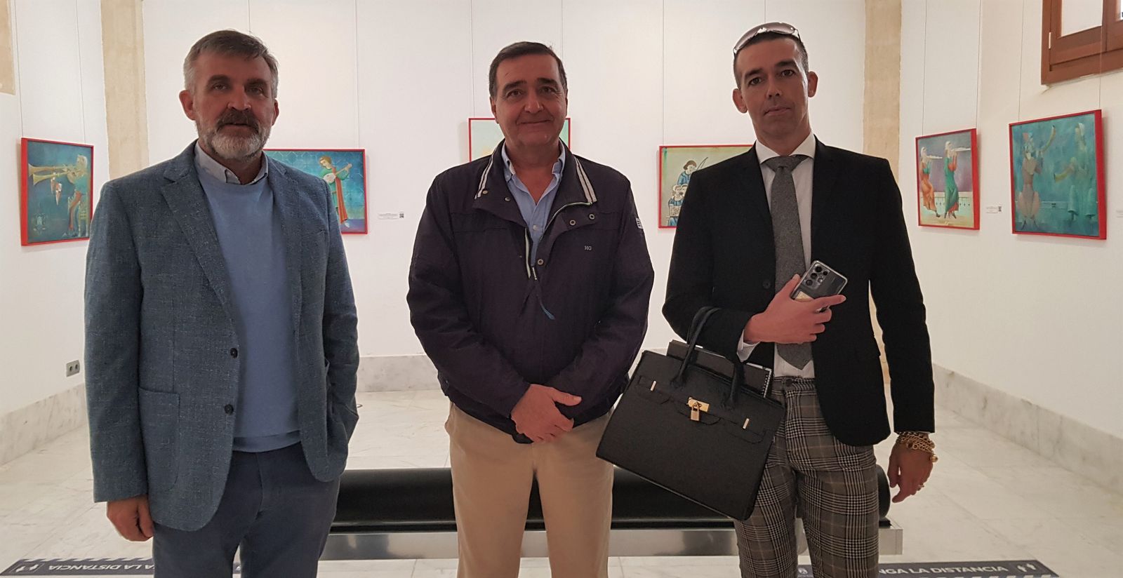 El autor de la muestra, con el concejal y el director del Museo el día de la inauguración.