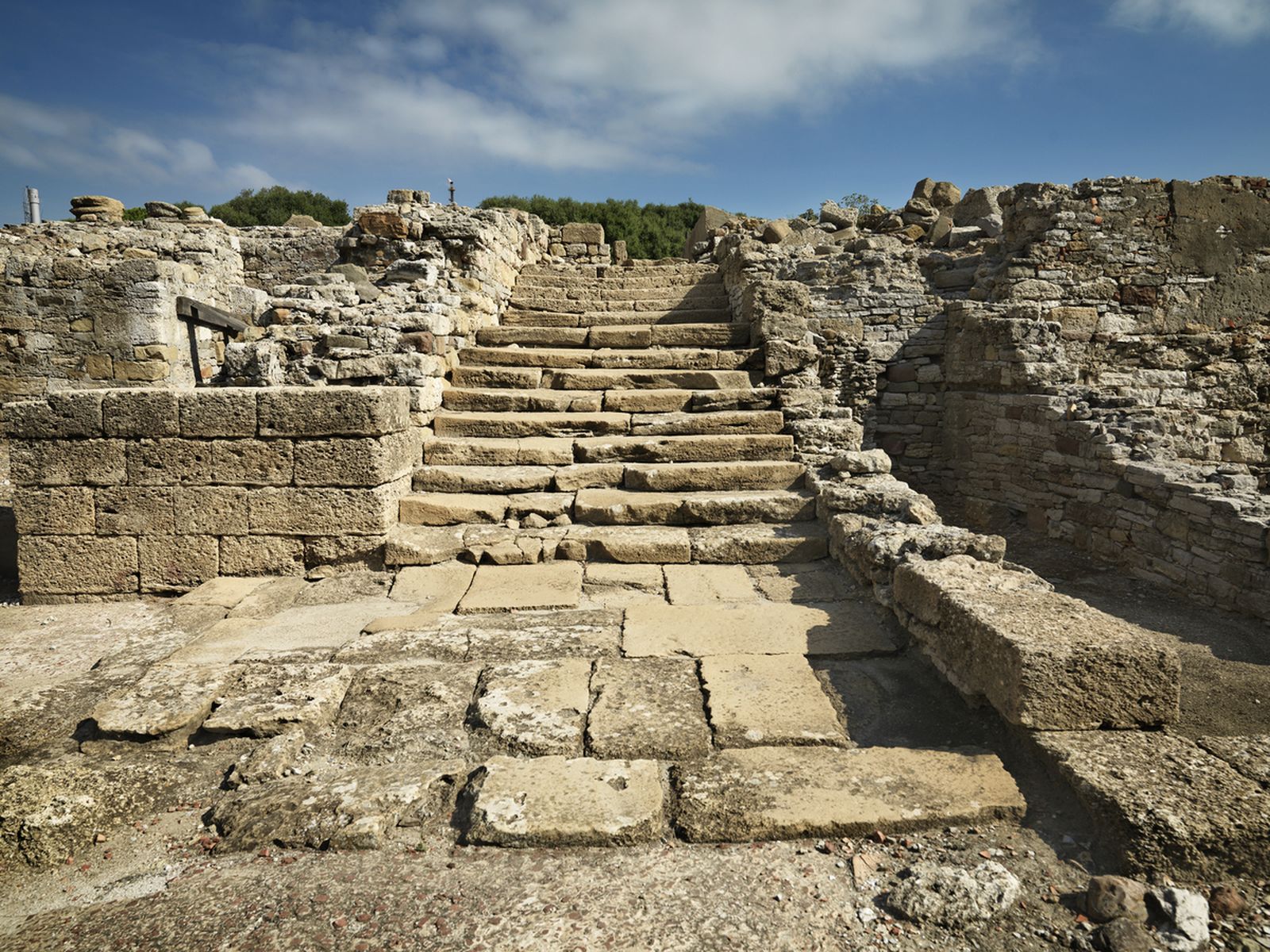 La escalinata monumental que da al Foro de Carteia.