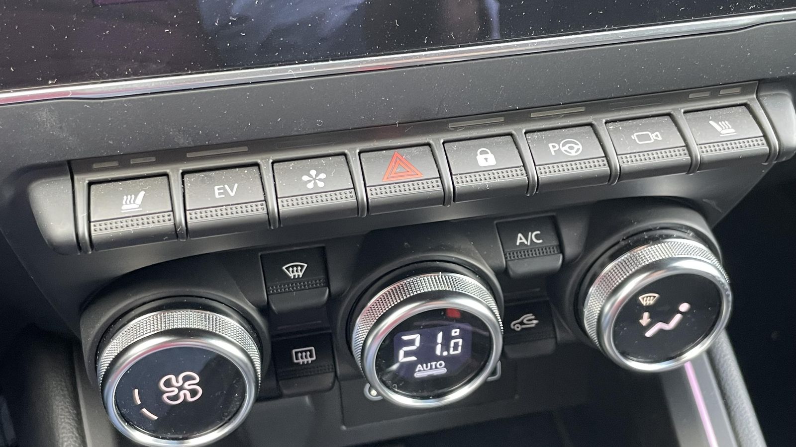Dese esta botonera, donde se agrupan funciones de lo más variado, es posible seleccionar la activación del modo exclusivamente eléctrico, aunque han de darse varias condiciones para que eso ocurra. Dese esta botonera, donde se agrupan funciones de lo más variado, es posible seleccionar la activación del modo exclusivamente eléctrico, aunque han de darse varias condiciones para que eso ocurra.