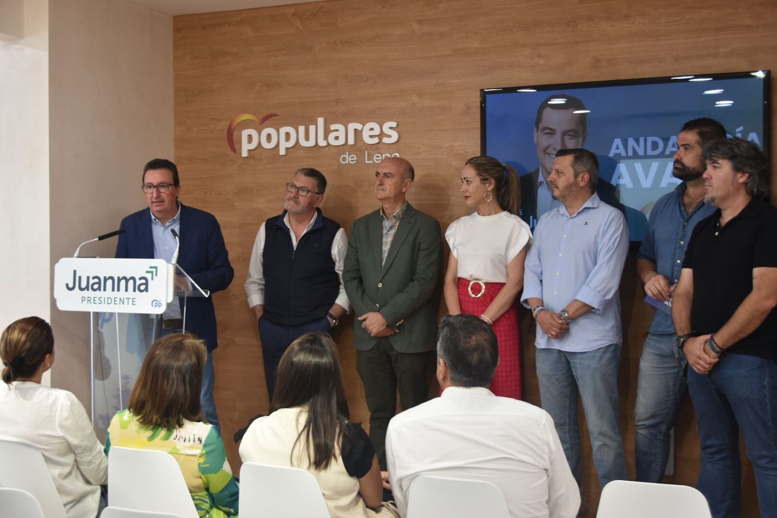 Buena parte de la lista del PP en el primer acto de campaña electoral celebrado en Lepe.