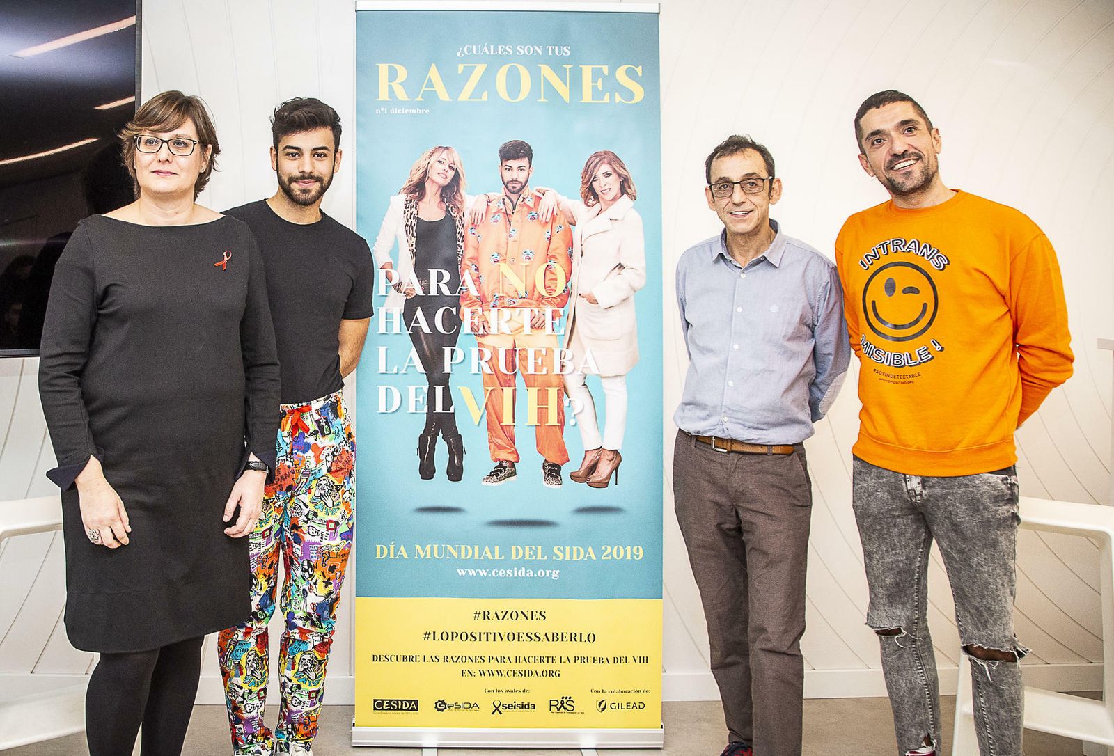 De izquierda a derecha: Asunción Díaz, responsable de la unidad de vigilancia de VIH/ITS y conductas de riesgo del Centro Nacional de Epidemiología del ISCIII; Agoney, cantante y protagonista de la campaña; Ramón Espacio, presidente de CESIDA; Jorge Garrido, director de la productora Algo Está Pasando y secretario de CESIDA.