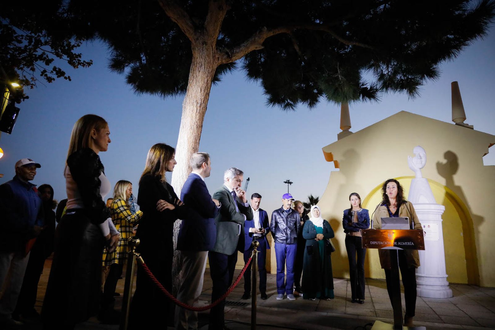 Imágenes del monolito en homenaje a las víctimas de violencia de género