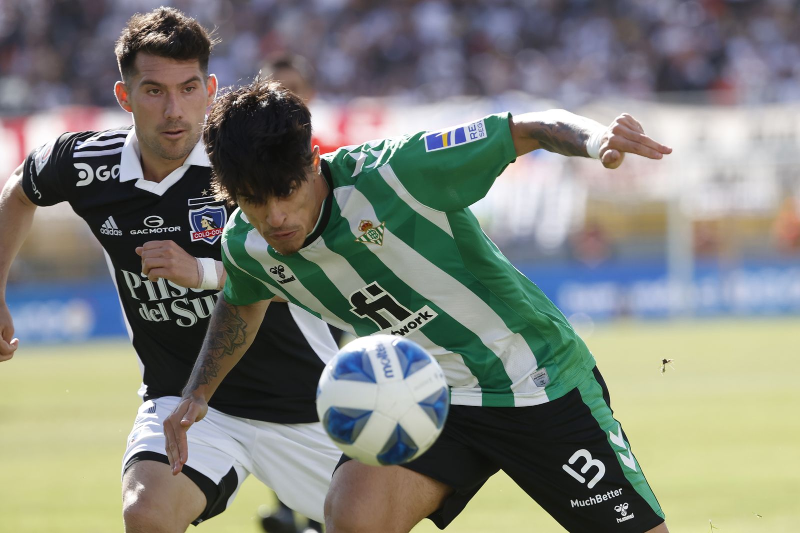 Juan Cruz intenta marcharse de Fuentes en un lance del partido.