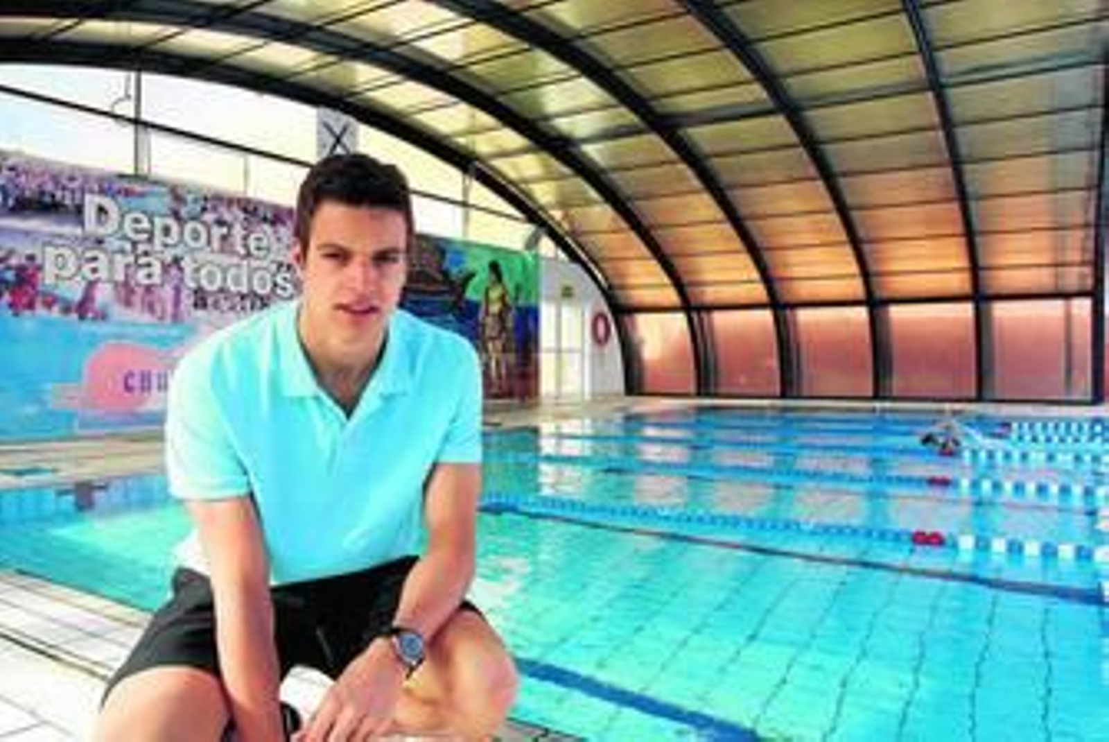 Víctor Martín posa junto a la piscina de Churriana, aquella que tantos años le ha visto entrenar, y por la que ha llegado a ir a un Campeonato del Mundo.