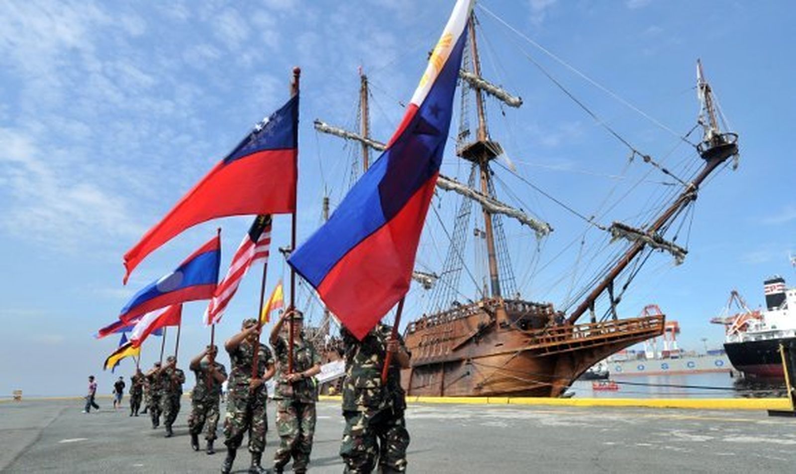 Manila viaja al pasado con la visita del galeón Andalucía