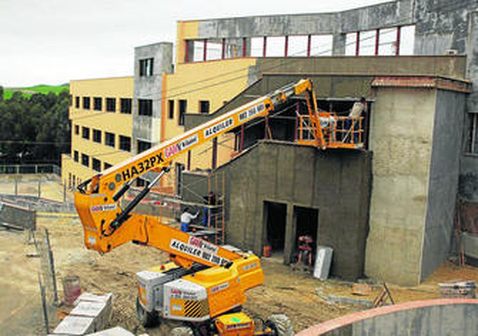 Imagen de ayer de las obras del geriátrico que Pascual construye en Villamartín. En la primera planta iría la Escuela de Enfermería.
